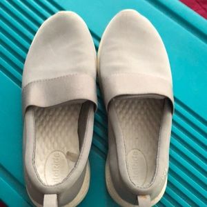 Women’s Crocs lite rides.